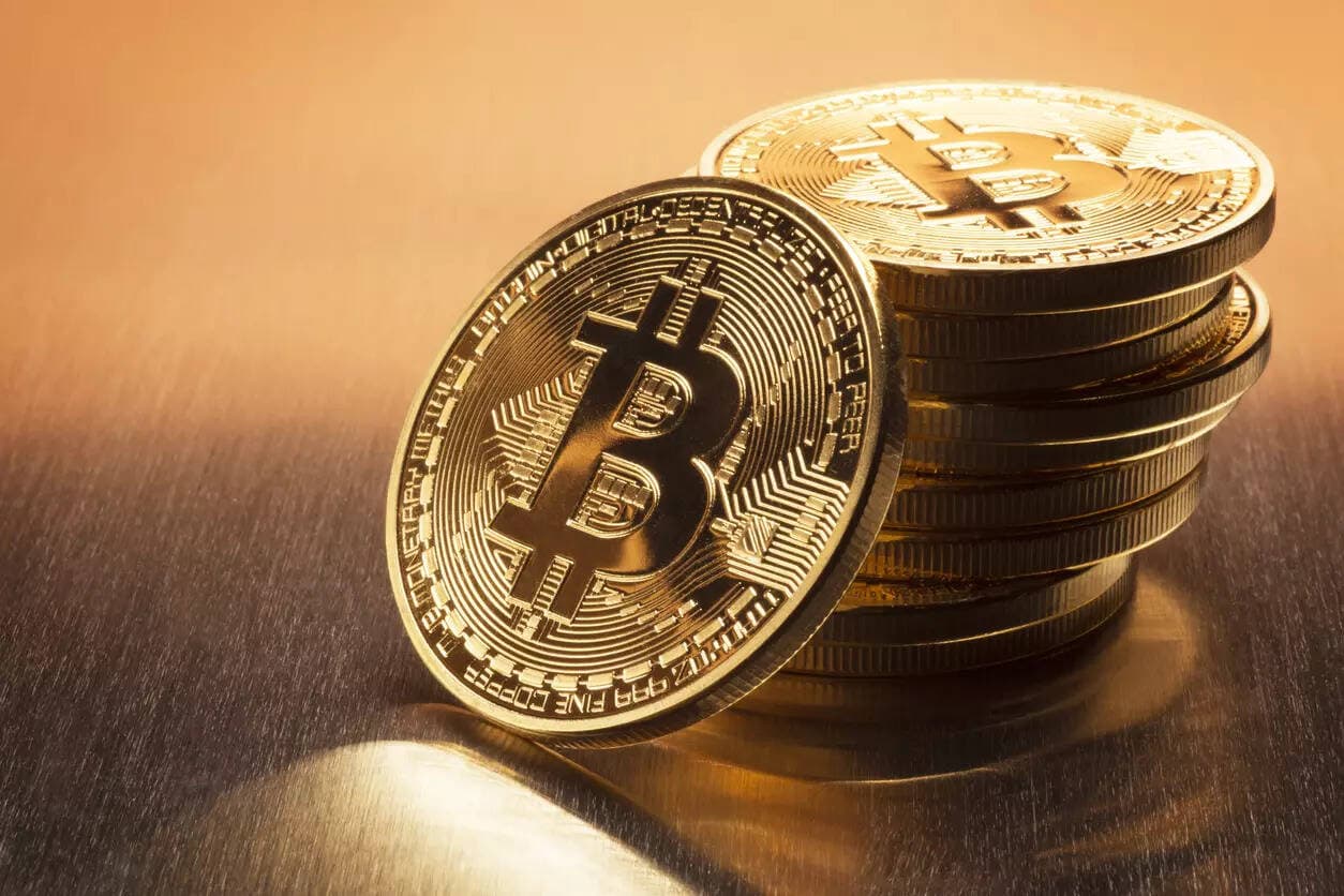 Bitcoin holds near $80,000 after rejection at $82,500; ETF outflows trigger cautious sentiment